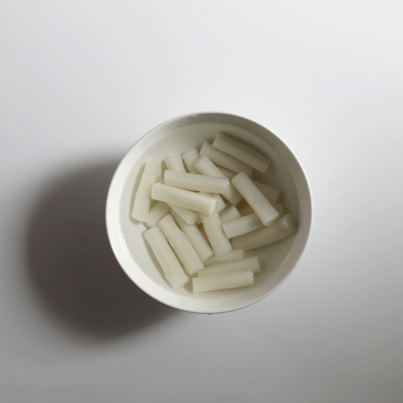 떡은 물에 담가 10분 정도 불려주세요.