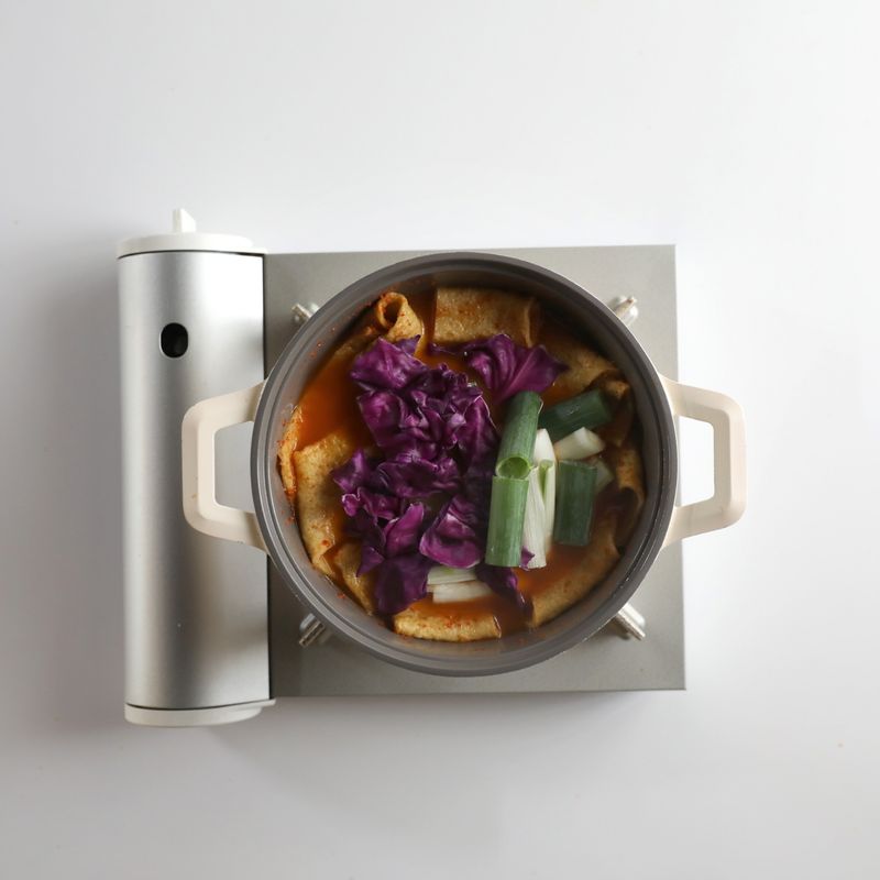 양배추, 대파를 넣고 1분 정도 더 끓인 뒤 누룽지를 올려주세요.