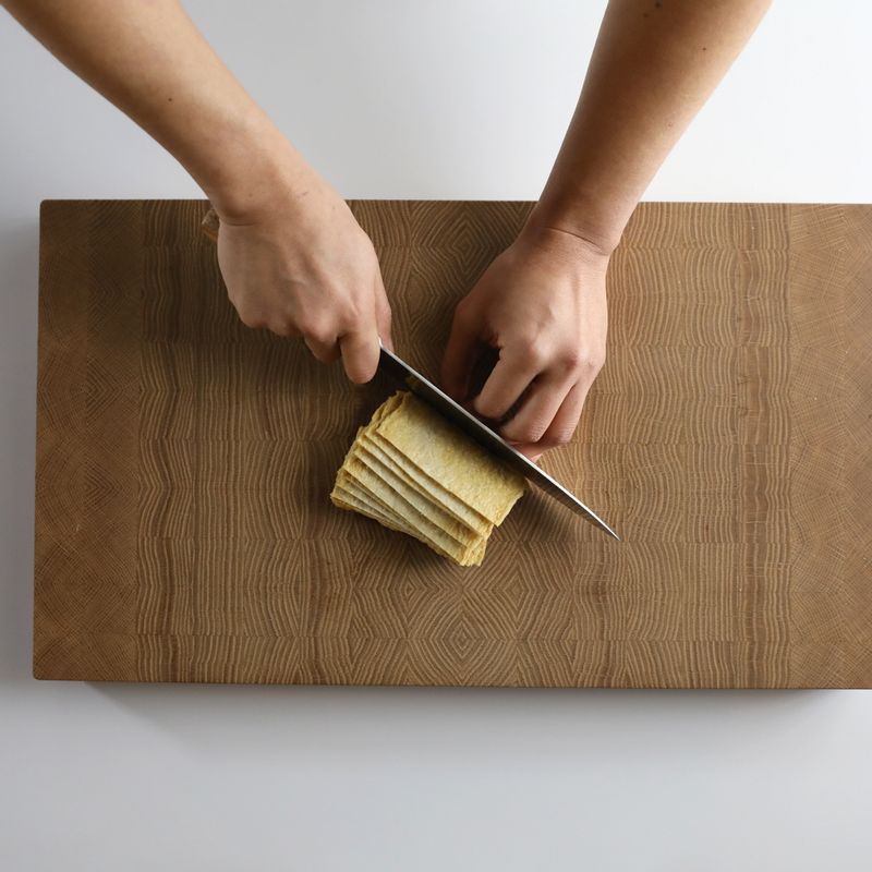 어묵과 양배추는 3cm 크기로 썰고 대파는 4cm 크기로 썰어주세요.