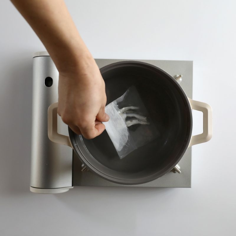 냄비에 물과 순서 3의 다시백을 넣어 4분 정도 끓이고 다시백을 건져내 주세요.