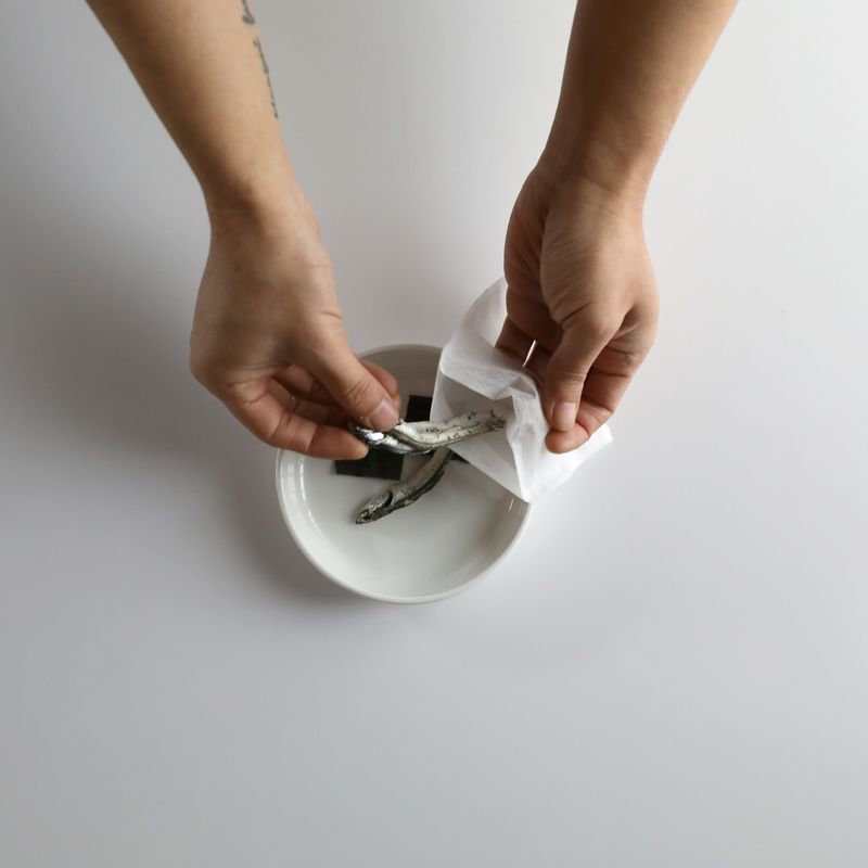 국물용 멸치와 다시마를 다시백에 담아주세요.