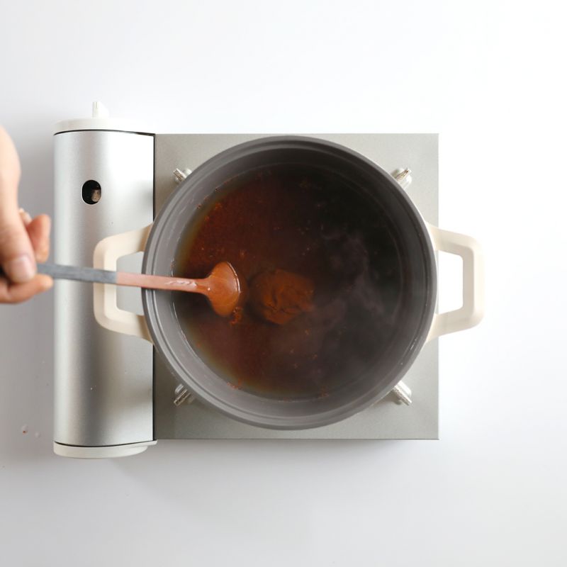 순서 4의 멸치 육수에 고추장, 고춧가루, 설탕, 진간장을 넣어 1분 정도 끓여주세요.