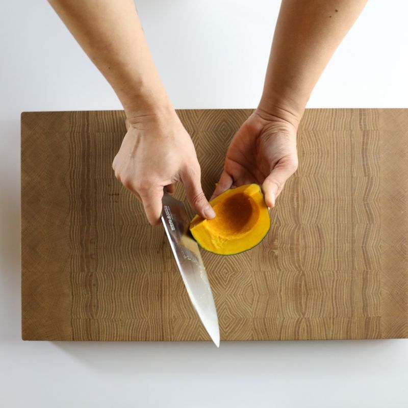 단호박은 숟가락으로 속을 파고 껍질을 벗긴 뒤 2~3cm 크기로 깍둑썰기하고 돼지고기는 5cm 크기로 썰어주세요.