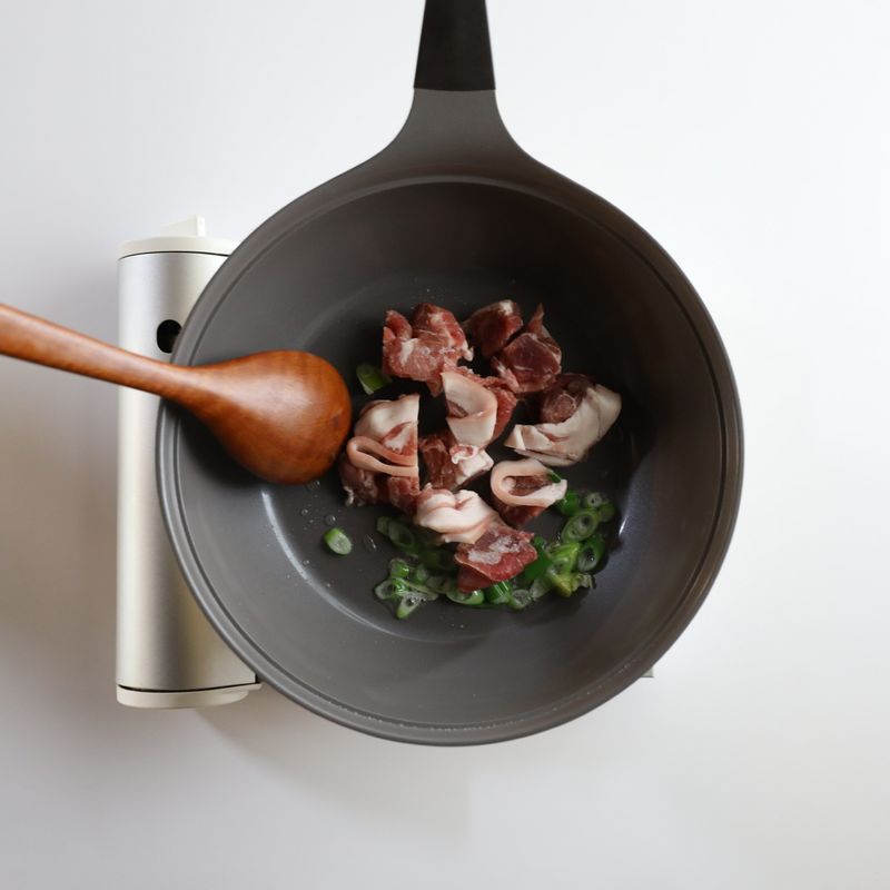 돼지고기, 맛술, 후추를 넣고 돼지고기가 노릇노릇해질 때까지 3분 정도 볶아주세요.