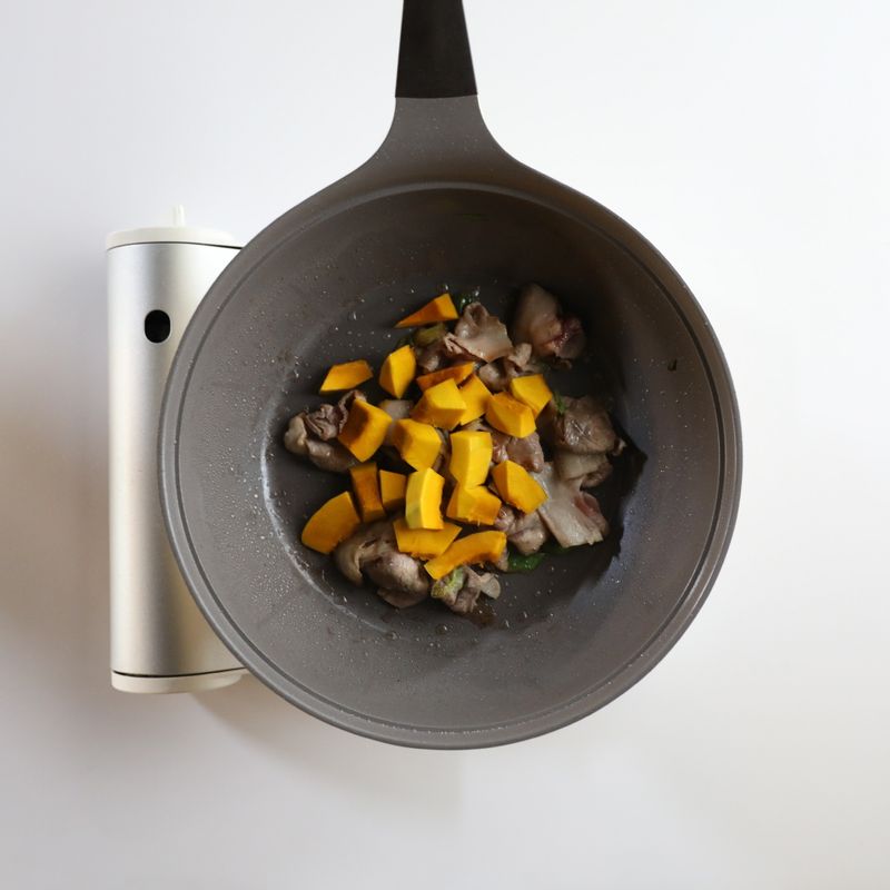 단호박을 넣어 1분 정도 볶고 마늘, 진간장, 고춧가루, 매실액, 된장을 넣어 간이 잘 배도록 1분 정도 더 볶아주세요.