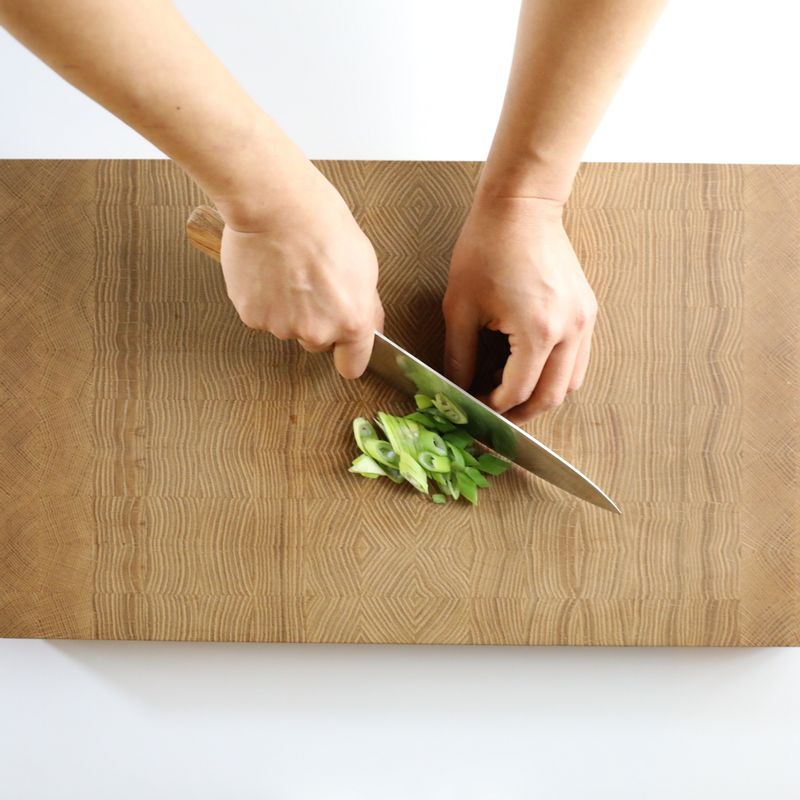 대파는 어슷하게 썰고 양파는 채 썰어주세요.