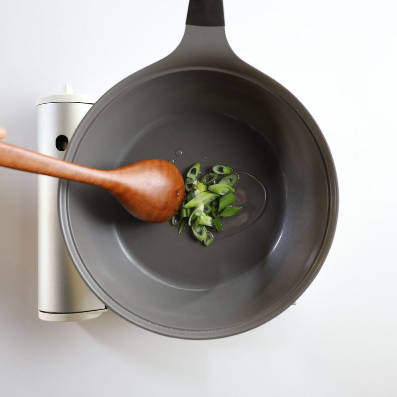 달군 팬에 식용유를 두르고 대파를 넣어 파기름을 내주세요.