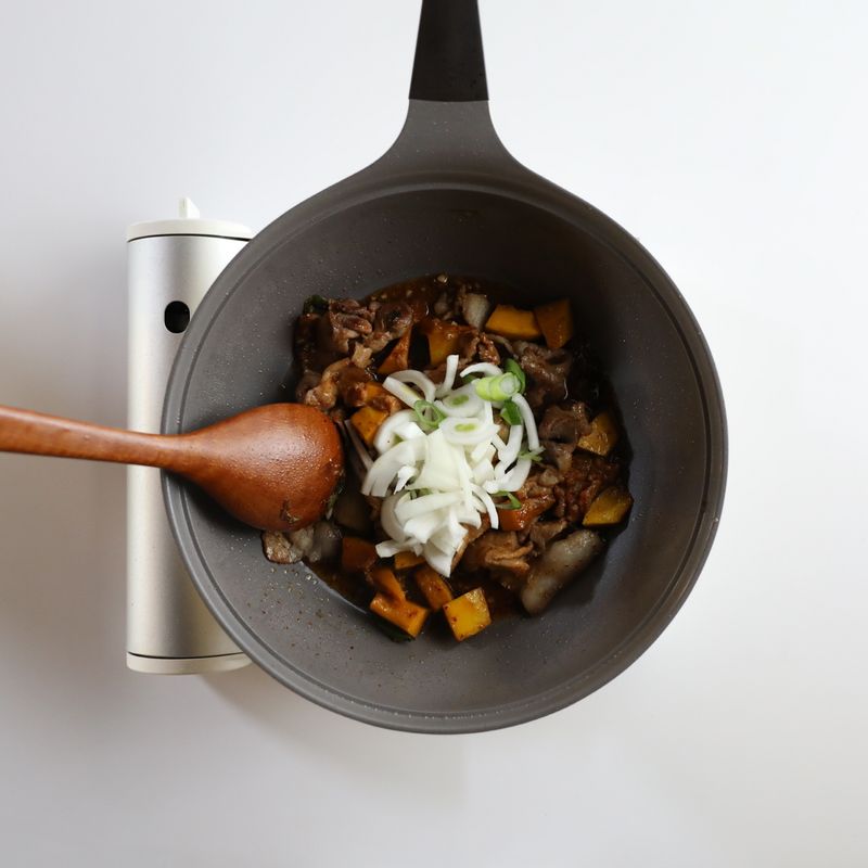 양파를 넣어 투명해질 때까지 1분 정도 더 볶고 밥 위에 올려주세요.