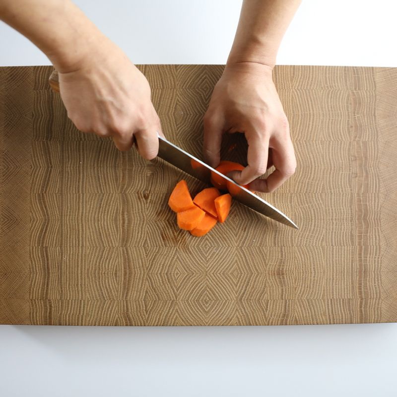 단호박, 감자, 당근은 껍질을 벗기고 2cm 크기로 깍둑 썰어주세요.