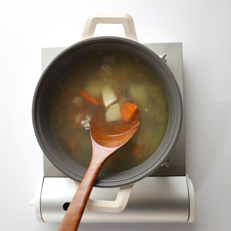 감자가 투명해지면 물을 넣고 센불에서 2분 정도 끓여주세요.