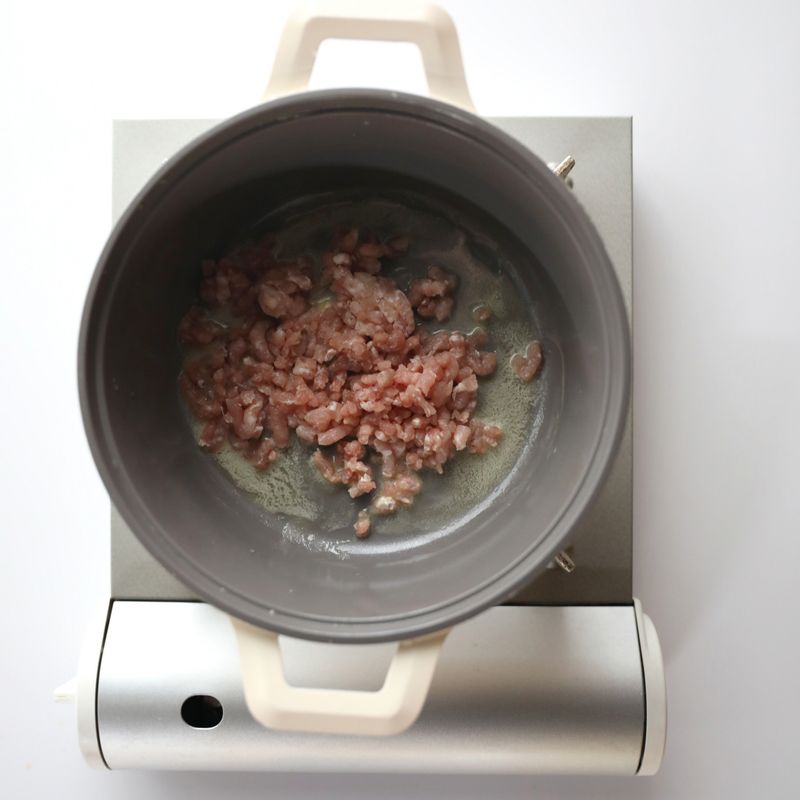 냄비에 버터를 녹이고 돼지고기를 넣어 볶아주세요.
*Tip. 고기를 볶을 때 버터를 넣으면 더욱 풍미가 살아나요!