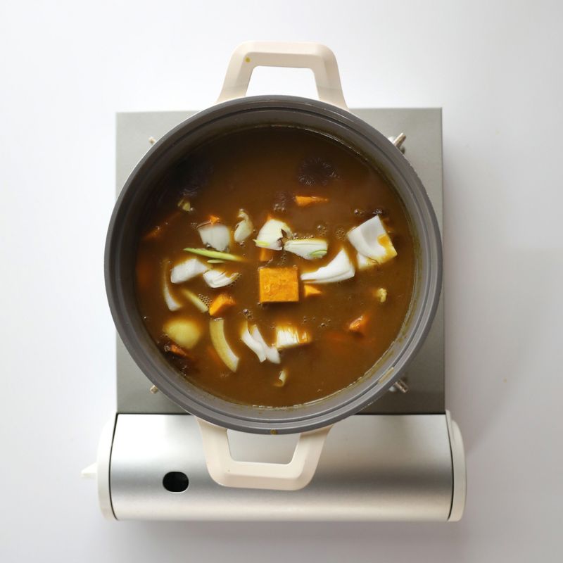 단호박카레을 위한 재료 이미지로 단호박,감자,당근,카레,양파 등으로 구성 되어있습니다.