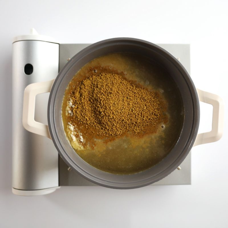 물이 팔팔 끓어오르면 카레를 넣고 골고루 풀어주세요.