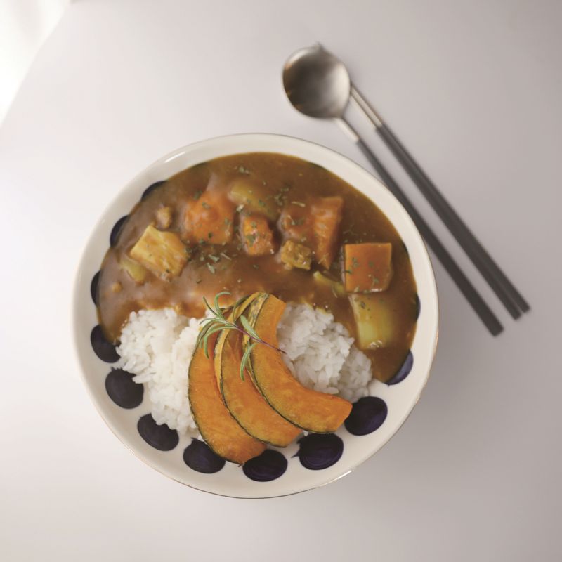 밥 위에 카레를 올려 맛있게 즐기세요. 오븐이나 팬에 구운 단호박을 올려도 좋답니다!