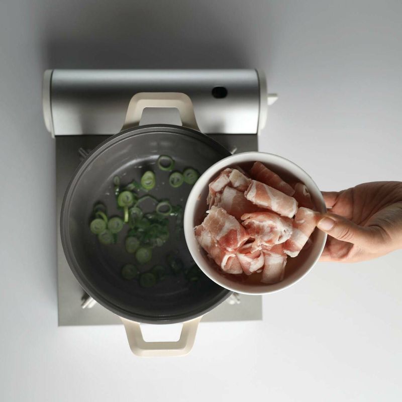 달군 냄비에 식용유를 두르고 대파를 넣어 파기름을 낸 뒤 대패삼겹살을 넣어 2~3분 정도 볶아주세요.
*Tip. 고기류는 미리 한 번 볶는 게 좋고 노릇하게 오랫동안 볶는 게 포인트예요!