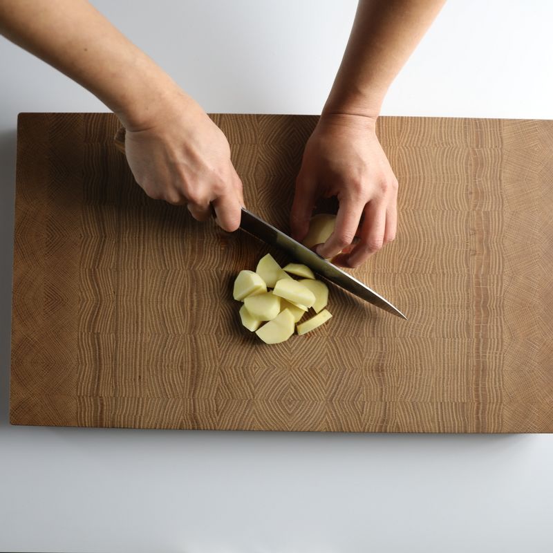 양파는 채 썰고 감자는 껍질을 벗기고 2cm 두께로 슬라이스한 뒤 2등분 해주세요.