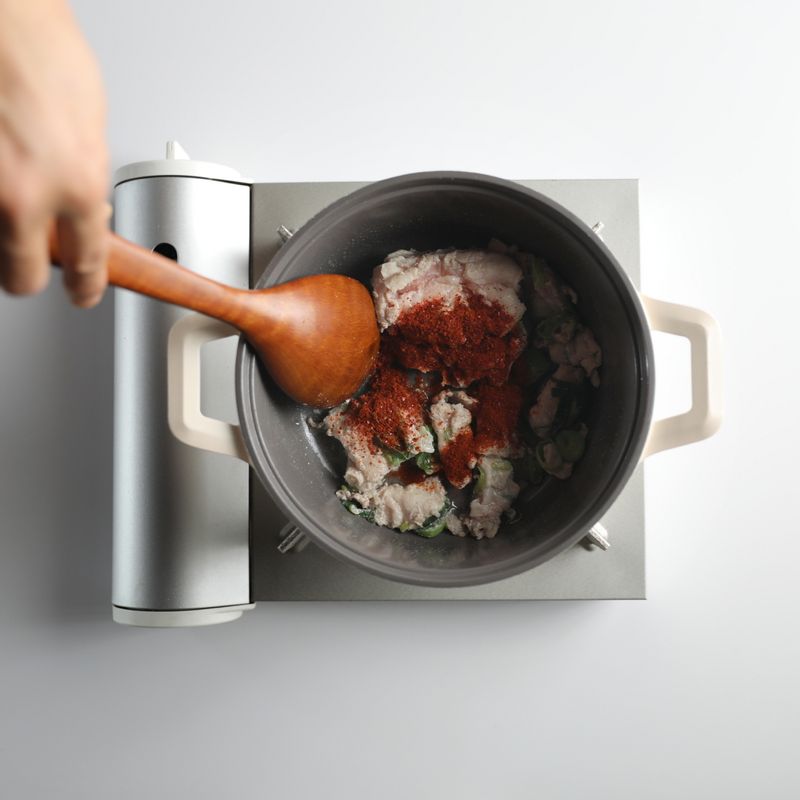 대패삼겹살이 노릇하게 익으면 고춧가루를 넣고 30초 정도 볶아주세요.
*Tip. 고춧가루를 넣으면 고추기름이 생기면서 고기에 간이 배어요!