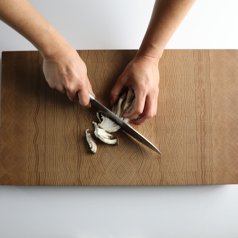 느타리버섯은 흐르는 물에 잘 씻고 밑동을 잘라주세요.