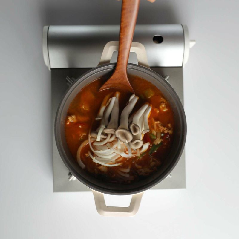 느타리버섯, 양파, 청양고추, 홍고추를 넣고 감자가 익을 때까지 4분 정도 더 끓이면 완성이예요.