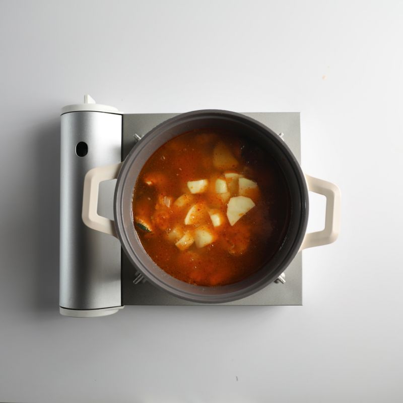 물을 넣고 보글보글 끓어오르면 감자를 넣어 1분 정도 끓여주세요.