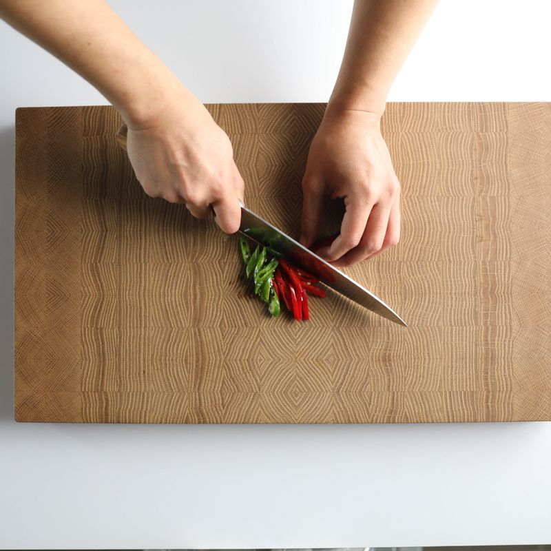 대파는 1cm 크기로 송송 썰고 청양고추, 홍고추는 어슷하게 썰어주세요.