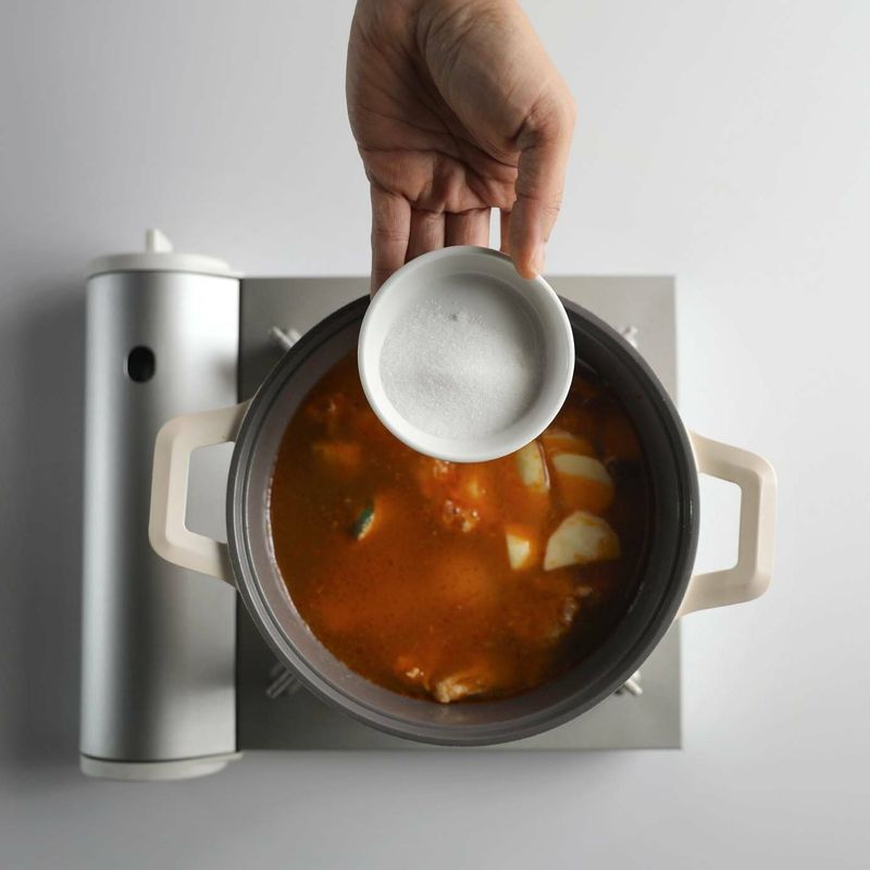 설탕, 국간장, 고추장, 마늘, 참기름을 넣고 1분 정도 끓여주세요.