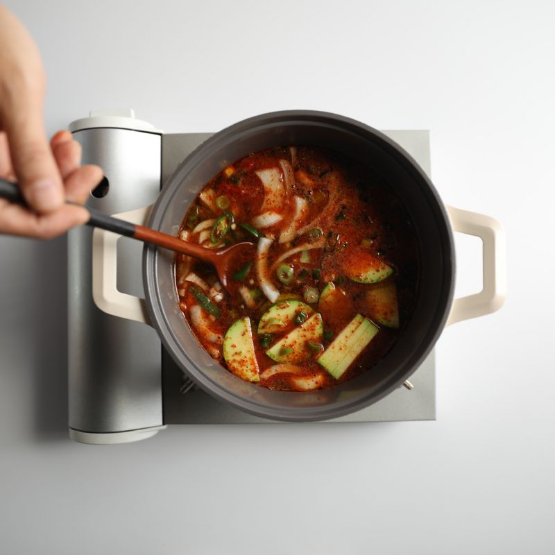 팔팔 끓으면 국간장, 마늘, 고추장, 된장, 고춧가루를 넣고 한소끔 끓여주세요. 거품이 생기면 걷어내주세요.