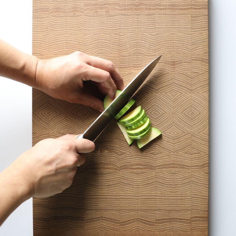 무와 애호박은 1cm 두께로 슬라이스한 뒤 무는 4등분하고 애호박은 2등분 해주세요.