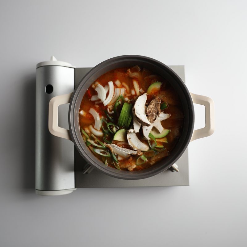 애호박, 청양고추, 홍고추, 대파, 두부, 양파, 표고버섯을 넣고 2분 정도 더 끓여주세요.