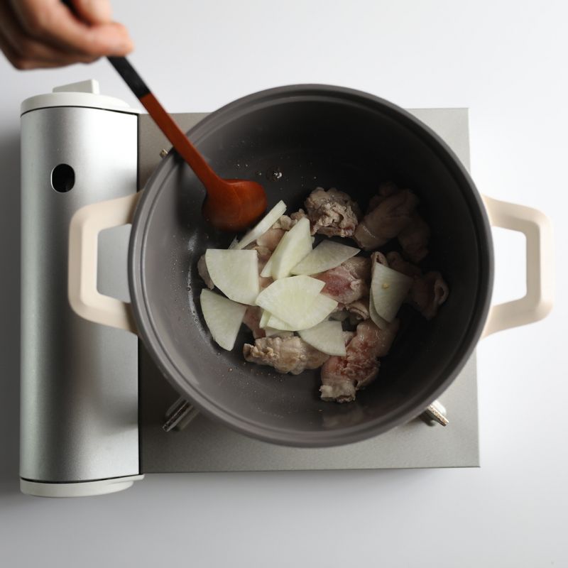 무를 넣어 볶다가 무가 투명해지면 쌀뜨물을 넣고 센불에서 3분 정도 끓여주세요.
*Tip. 멸치, 다시마를 넣어 국물을 내도 좋지만 쌀뜨물을 사용하면 더 구수하면서 담백해요.