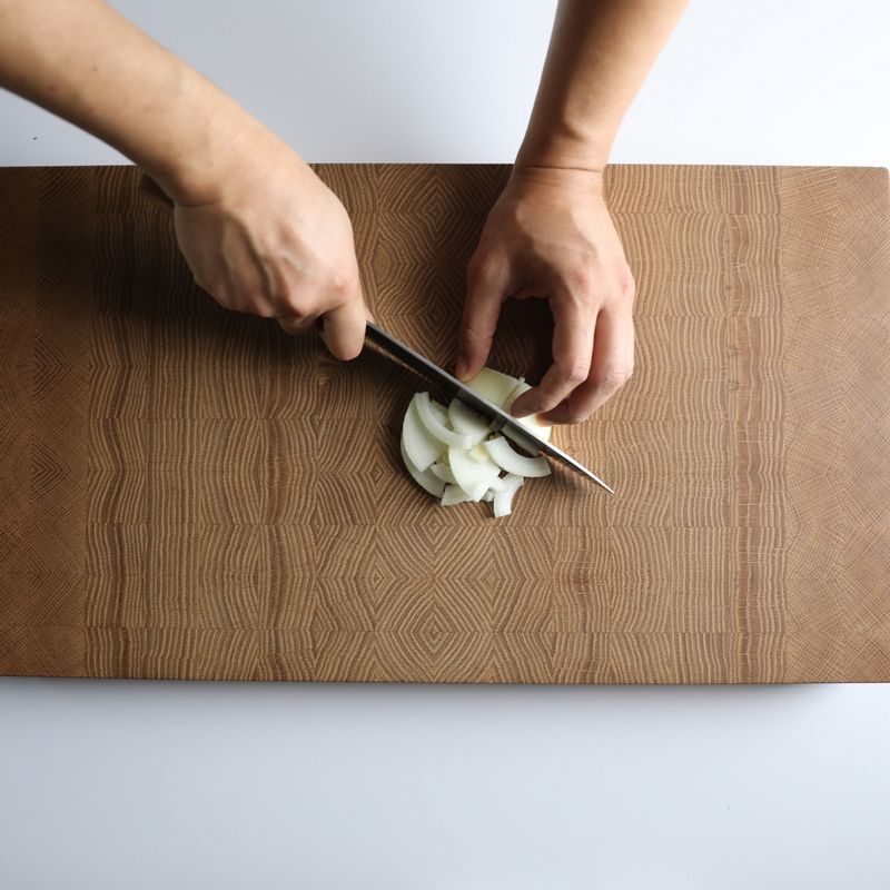 두부는 5cm 정도 크기로 네모나게 자르고 양파, 표고버섯은 1cm 크기로 채썰어주세요.
*Tip. 표고버섯을 넣으면 국물 맛이 더 진하고 감칠맛이 난답니다!