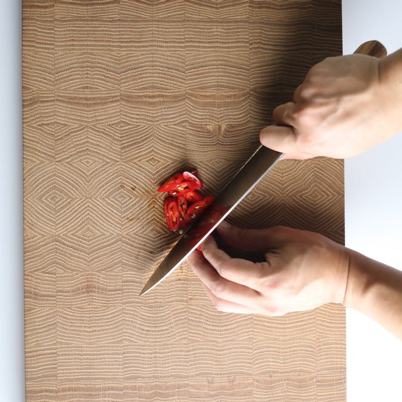 청양고추와 홍고추, 대파는 어슷하게 썰어주세요.