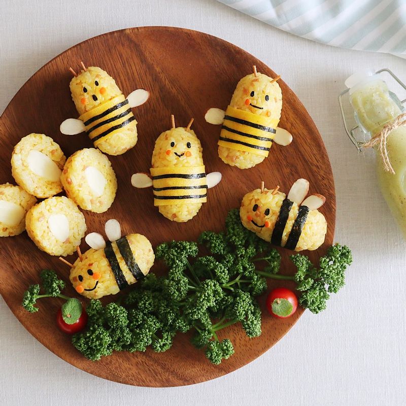 달걀은 잘 섞은 후 약한 불에서 지단을 부쳐주세요. 
지단과 나머지 장식용 재료를 이용해서 꿀벌 모양을 만듭니다.