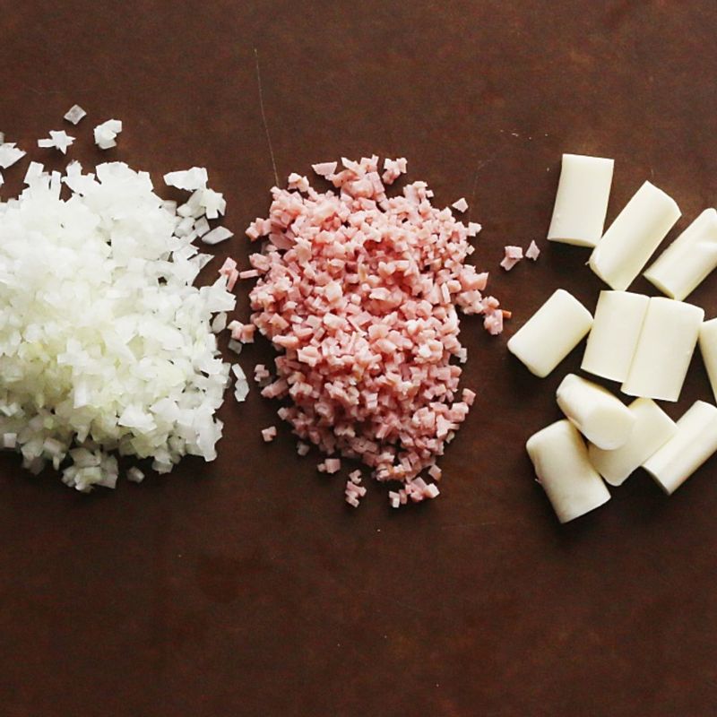 양파와 베이컨은 잘게 다져서 준비하고 스트링치즈는 3등분해주세요.