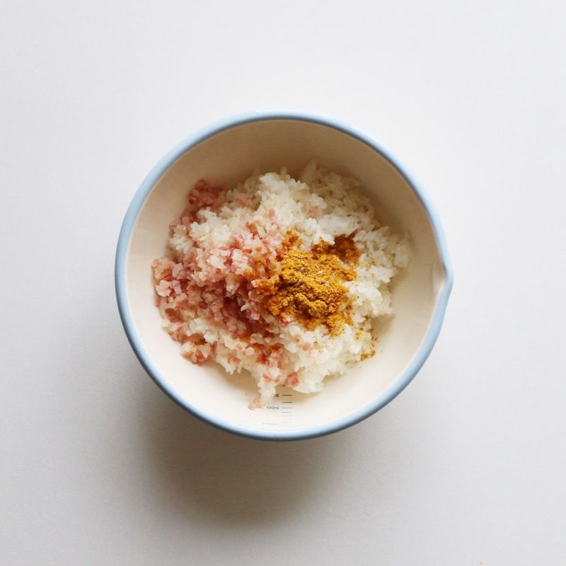 볼에 따뜻한 밥, 볶은 양파, 베이컨, 카레가루, 참기름, 소금을 넣어 골고루 섞어주세요.