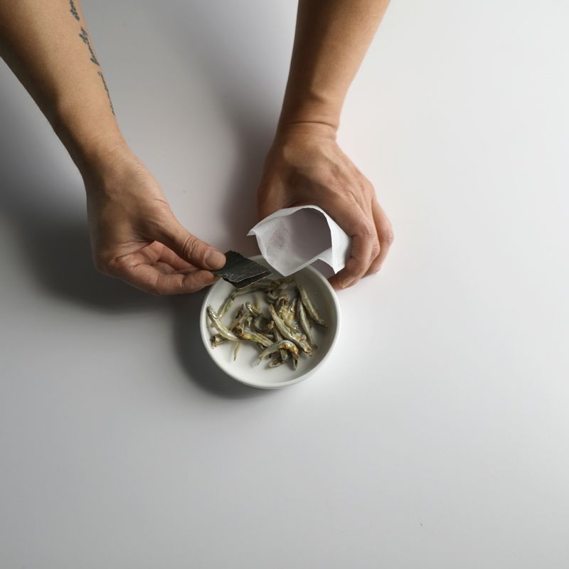 멸치, 다시마는 다시백에 넣어주세요.