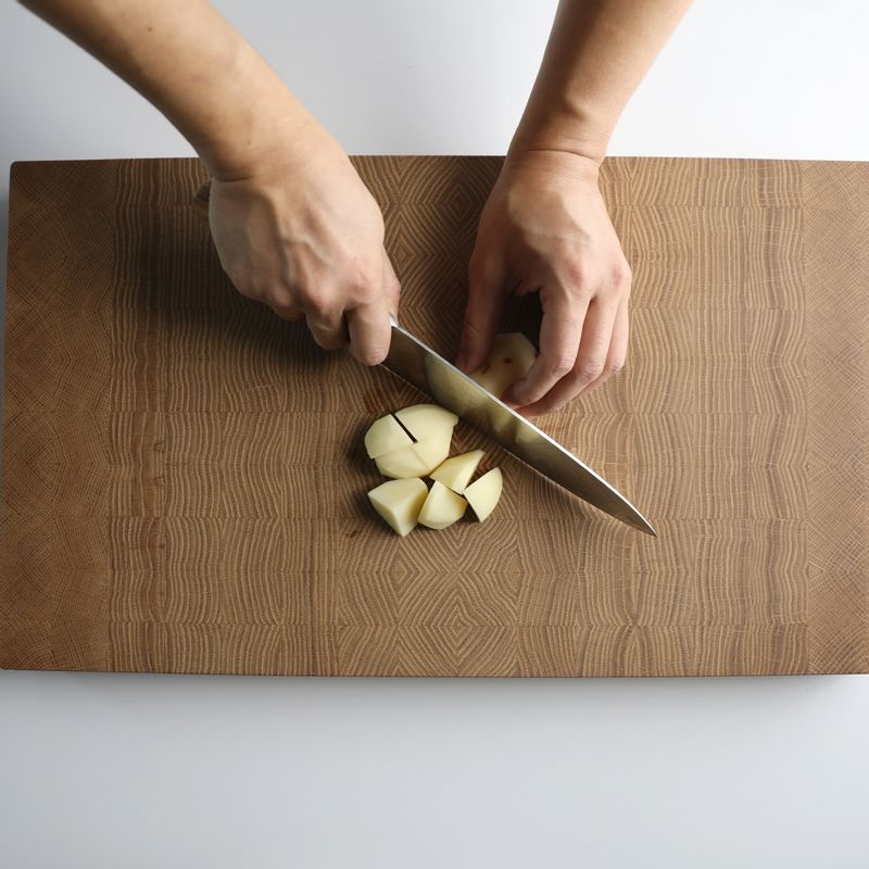 감자는 껍질을 벗기고 3cm 크기로 깍둑 썰어주세요.