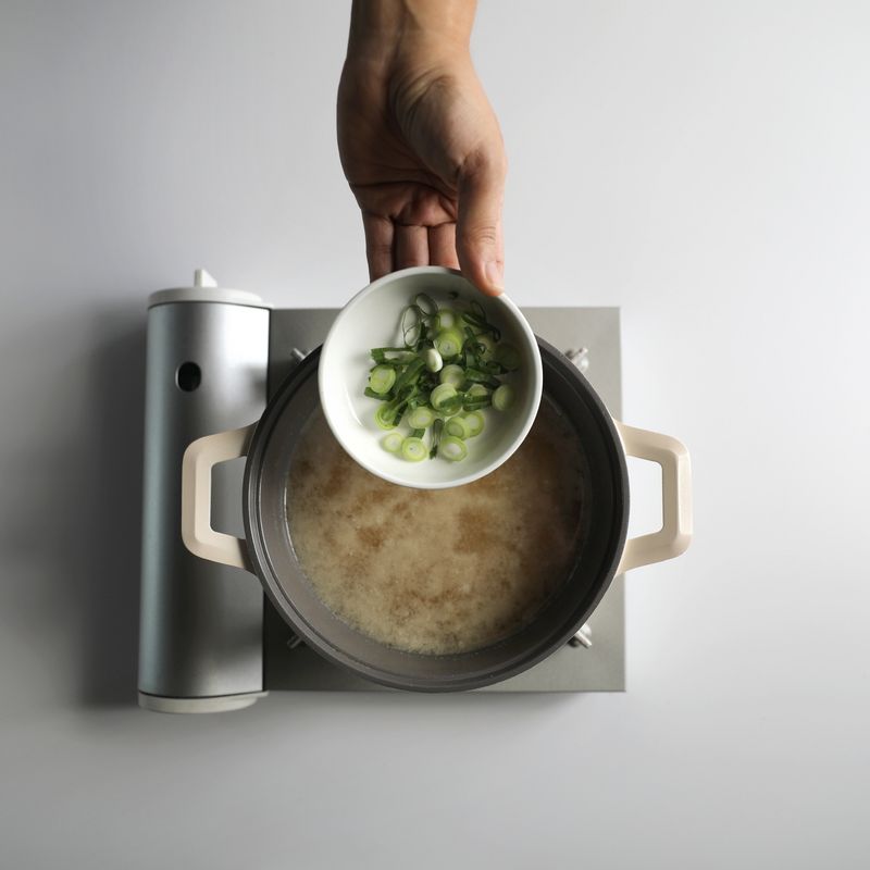 감자가 다 익으면 대파를 넣고 2분 정도 더 끓여주세요.