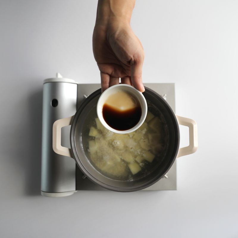 감자를 넣고 3분 정도 끓이다가 들깨가루, 들기름, 마늘, 국간장, 소금을 넣고 2분 정도 끓여주세요.