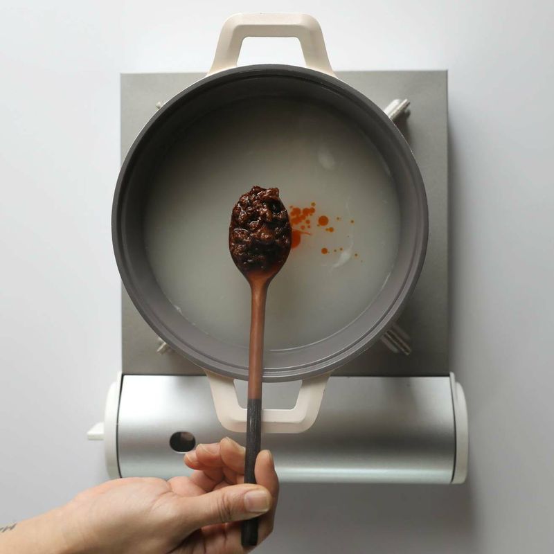 순서 4의 냄비에 마라소스를 넣고 1분 정도 더 끓여주세요.