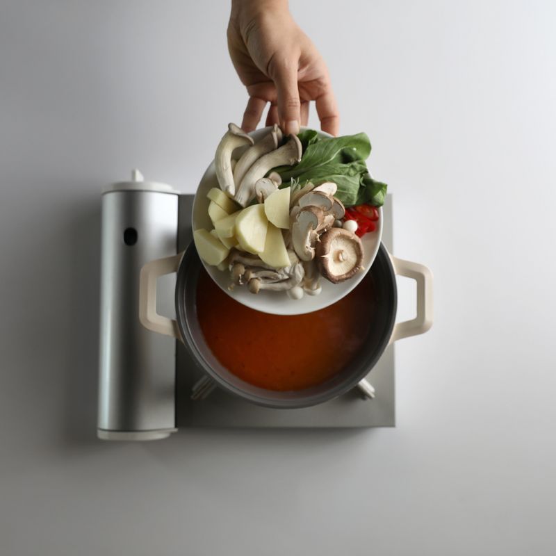 마라탕을 위한 재료 이미지로 마라소스,물,사골국물,팽이버섯,느타리버섯 등으로 구성 되어있습니다.