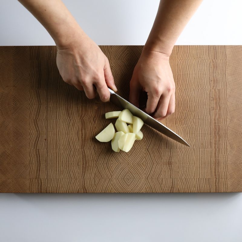 감자는 껍질을 벗기고 1cm 두께로 슬라이스한 뒤 2등분 하고 청경채는 잘 씻어서 다듬어주세요.