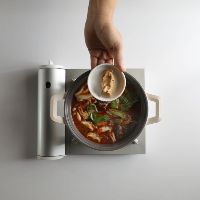 땅콩버터, 마늘을 넣고 2분 정도 더 끓여주세요.