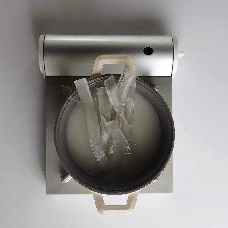 냄비에 물, 사골국물을 넣고 납작당면을 넣어 5분 정도 끓여주세요.