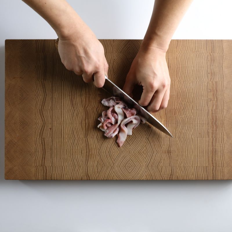 오징어는 1.5cm 두께로 썰고 새우는 머리와 꼬리를 제거하고 껍질을 벗겨주세요.