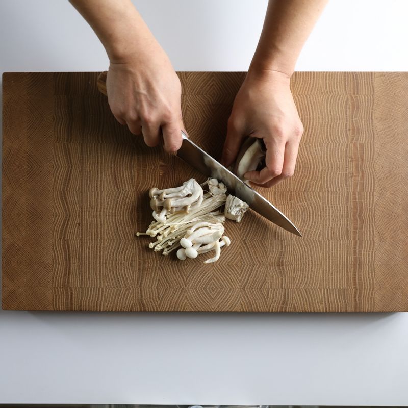 팽이버섯, 느타리버섯은 잘 씻어 밑동을 자르고 표고버섯은 1cm 두께로 슬라이스 해주세요.