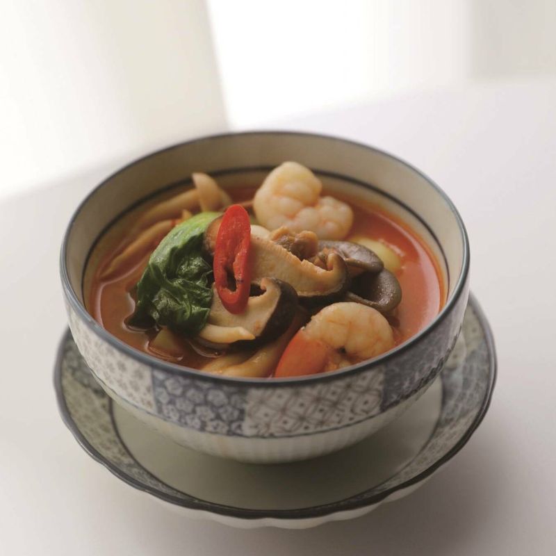 갖가지 재료와 얼얼한 매운맛을 음미하며 맛있게 즐기세요.