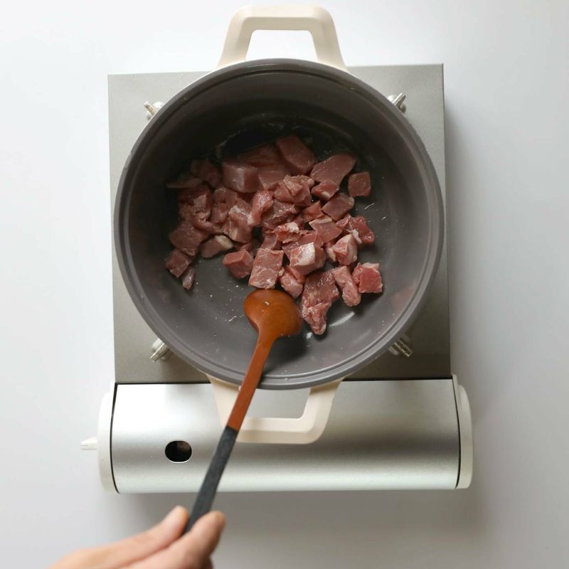 달군 냄비에 참기름을 두르고 소고기를 넣어 1분 정도 볶아주세요.