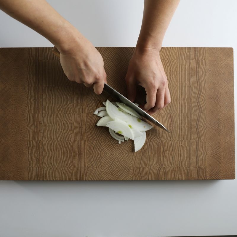 양파는 채 썰고 대파, 청양고추, 홍고추는 어슷하게 썰어주세요.