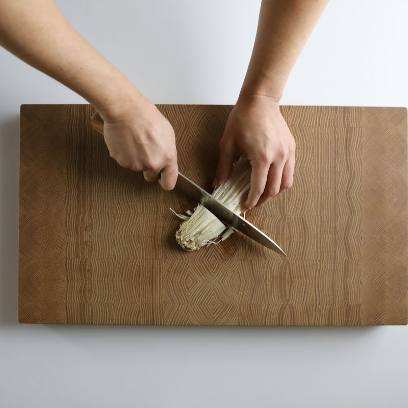 느타리버섯과 팽이버섯은 밑동을 자르고 느타리버섯은 하나씩 떼주세요. 표고버섯은 1cm 두께로 슬라이스해주세요.